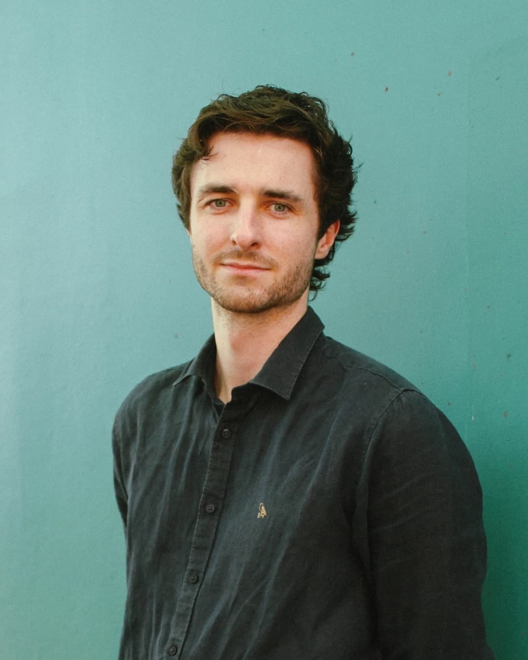 Portrait of Marshall van Duiven against a teal wall.